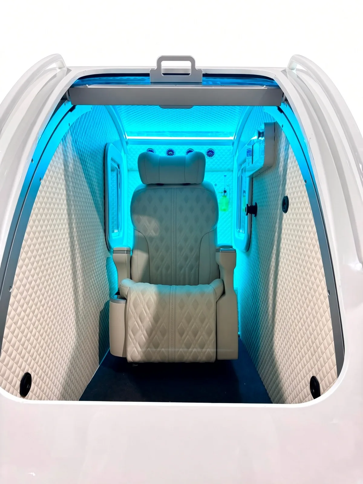 Innenraum der H130 Druckkammer mit gepolsterten Wandpaneelen und Komfortsitz
